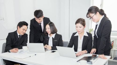 房地產(chǎn)經(jīng)紀如何贏得更多客戶 從專業(yè)到信賴的全攻略